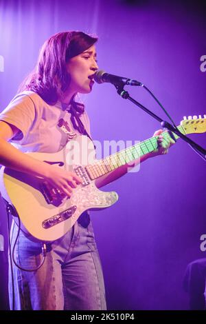 Berne, Suisse. 04th octobre 2022. Le chanteur, compositeur et musicien autrichien Oska joue un concert à Bierhübeli à Berne. (Crédit photo : Gonzales photo/Alamy Live News Banque D'Images