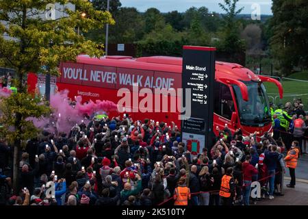 Le bus de l'équipe du FC Liverpool arrive au stade Anfield avant le match de l'UEFA Champions League Liverpool vs Rangers à Anfield, Liverpool, Royaume-Uni, 4th octobre 2022 (photo de James Heaton/News Images) à Liverpool, Royaume-Uni, le 10/4/2022. (Photo de James Heaton/News Images/Sipa USA) Banque D'Images