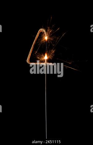 Feu de sparkler doré en forme de numéro quatre, chiffre 4, isolé sur fond noir Banque D'Images