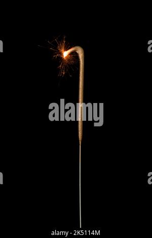 Feu de sparkler doré en forme de numéro un, chiffre 1, isolé sur fond noir Banque D'Images
