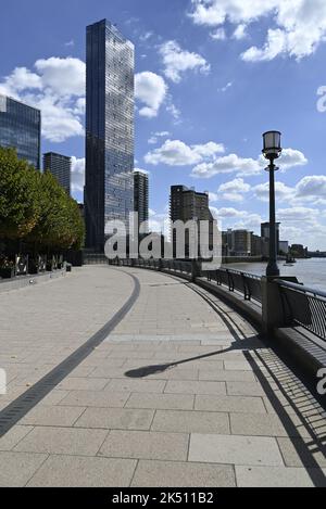 Gratte-ciel sur les rives de la Tamise au quai des Canaries dans les Docklands de Londres Banque D'Images