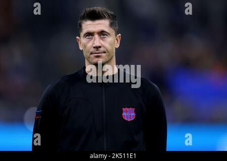 Milan, Italie. 04th octobre 2022. Robert Lewandowski du FC Barcelone se penche sur le match du groupe C de la Ligue des champions de l'UEFA entre le FC Internazionale et le FC Barcelone au Stadio Giuseppe Meazza sur 4 octobre 2022 à Milan Italie . Credit: Marco Canoniero / Alamy Live News Banque D'Images