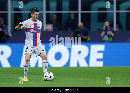 Milan, Italie. 04th octobre 2022. Robert Lewandowski du FC Barcelone en action lors du match du groupe C de la Ligue des champions de l'UEFA entre le FC Internazionale et le FC Barcelone au Stadio Giuseppe Meazza sur 4 octobre 2022 à Milan Italie . Credit: Marco Canoniero / Alamy Live News Banque D'Images