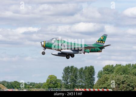 Mertral Aviation, le chasseur F-86 de l'héritage du sabre immaculé de Mistral, arrivesat RAF Fairford à Gloucestershire, en Angleterre, pour participer au RIAT Banque D'Images