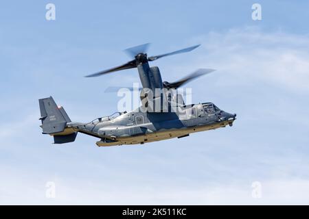 Un avion unique, le Boeing V-22 de Bell Osprey fom The United States Air Force expose un impressionnant vol à la Royal International Air Ta Banque D'Images