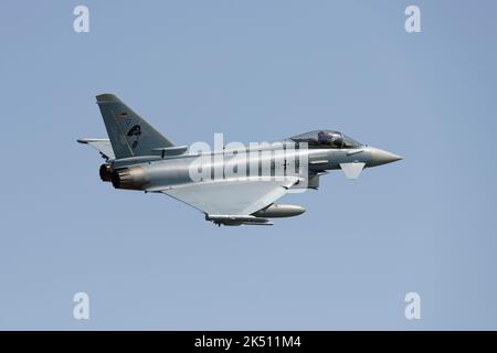 L'Allemand Luftwaffe Eurofighter EF2000 Fighter Jet 3073 quitte RAF Fairford en Angleterre après avoir participé au Royal International Air Tattoo Banque D'Images