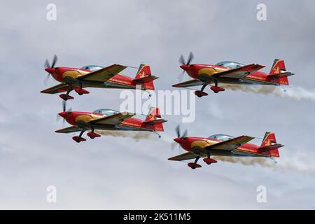 L'équipe d'exposition aérospatiale militaire des Royal Jordanian Falcons arrive en formation à la RAF Fairford à Gloucestershire, en Angleterre, pour participer au RIAT Banque D'Images