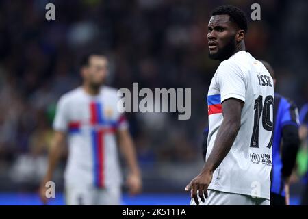 Milan, Italie. 04th octobre 2022. Franck Kessie du FC Barcelone se penche sur le match du groupe C de la Ligue des champions de l'UEFA entre le FC Internazionale et le FC Barcelone au Stadio Giuseppe Meazza sur 4 octobre 2022 à Milan Italie . Credit: Marco Canoniero / Alamy Live News Banque D'Images