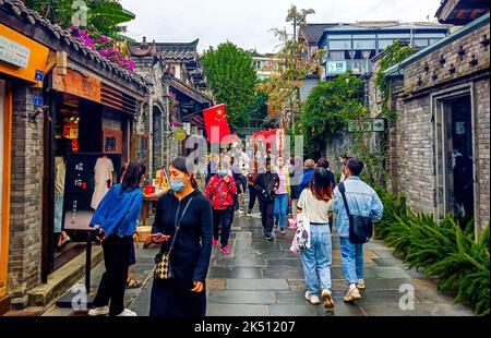 CHENGDU, CHINE - 5 OCTOBRE 2022 - les touristes font une visite dans la ruelle de Kuanzhai à Chengdu, province du Sichuan, Chine, le 5 octobre 2022. Banque D'Images