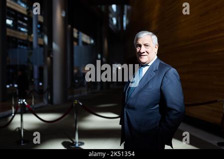 05 octobre 2022, France, Straßburg: Antonio Tajani (Forza Italia, Groupe PPE), ancien Commissaire européen et ancien Président du Parlement européen, se trouve dans le bâtiment du Parlement européen à Strasbourg. Tajani démissionnera de son mandat au Parlement européen à la mi-octobre en faveur d'un poste au sein du nouveau gouvernement italien. Photo: Philipp von Ditfurth/dpa Banque D'Images