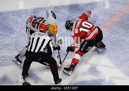 COLOGNE, ALLEMAGNE - 4 OCTOBRE 2022 : JON MATSUMOTO, CHRISTIAN WEJSE. Match de hockey DEL Kölner Haie - REV Bremerhaven (Fischtown Pinguins) Banque D'Images