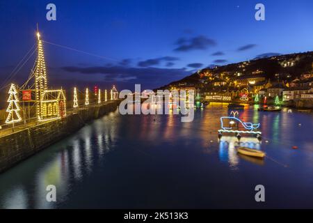 lumières de noël mousehole ; cornouailles Banque D'Images