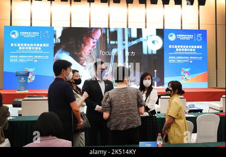 Shanghai. 8th août 2022. Les gens ont une discussion lors d'une réunion de jumelage de l'offre et de la demande avant l'expo pour la zone d'exposition Intelligent Industry & information Technology de la cinquième China International Import Expo (CIIE) au National Exhibition and Convention Centre (Shanghai) dans l'est de la Chine Shanghai, le 8 août 2022. Credit: Fang Zhe/Xinhua/Alay Live News Banque D'Images