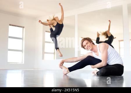 La passion de la danse. Jeunes danseurs pratiquant dans un studio. Banque D'Images