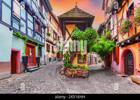 Eguisheim, France. Une des perles d'Alsace, un lieu authentique de conte de fées, les plus beaux villages de France. Banque D'Images