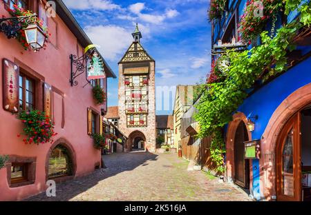 Riquewihr, Alsace. Les plus beaux villages de France. Célèbre circuit viticole et « route romantique » touristique. Banque D'Images