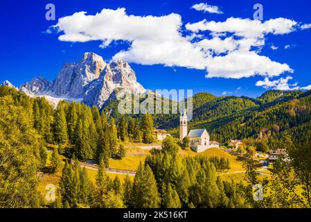 Selva di Cadore, Dolomites. Magnifique paysage célèbre avec l'église et le mont Pelmo, région de Belluno en Italie. Banque D'Images