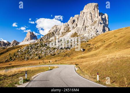 Passo Giau, Italie. Célèbre route sinueuse dans les Alpes des Dolomites, paysages de voyage de l'Italie du Nord, Trentin-Haut-Adige Banque D'Images