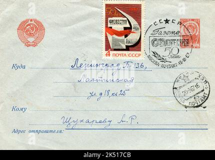 URSS - vers 1967: Une enveloppe postale de la première journée de l'URSS avec des timbres. 50 ans du journal Izvestia. Banque D'Images