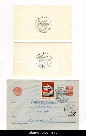 URSS - vers 1967: Une enveloppe postale de la première journée de l'URSS avec des timbres. 50 ans du journal Izvestia. Banque D'Images