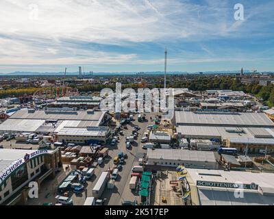 MUNICH, ALLEMAGNE - OKTOBER 5, 2022: Démontage de l'Oktoberfest sur la Theresienwiese. Plus de 600 vendeurs doivent démonter leurs cabines et leurs tentes. Banque D'Images