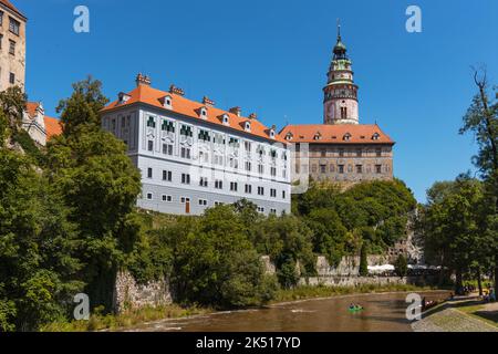 Vue sur le château de Cesky Krumlov depuis la Vltava. Spectaculaire château et château baroque de Český Krumlov, Bohême du Sud. Banque D'Images