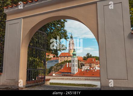 Vue sur le château de Cesky Krumlov et une tour d'église à travers la porte. Český Krumlov, Bohême du Sud, République tchèque. Banque D'Images