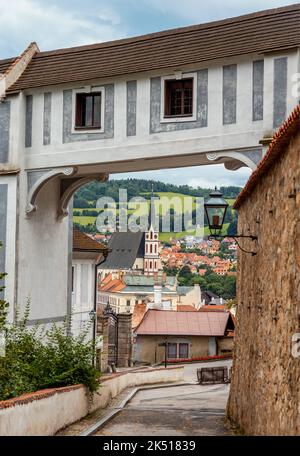Vue sur l'église Saint-Vitus et la ville de Cesky Krumlov depuis la cour du château encadrée par le pont de cloak. Český Krumlov, Bohême du Sud, Tchéquie Banque D'Images