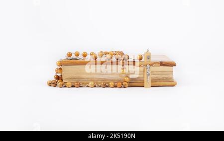 Bible en bois de Jérusalem avec rosaire isolé sur fond blanc Banque D'Images