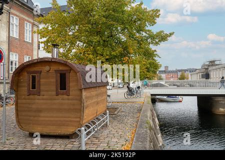 Copenhague, Danemark. Octobre 2022. Une petite cabine de sauna en bois sur le trottoir du centre-ville Banque D'Images