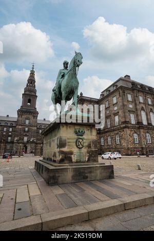 Copenhague, Danemark. Octobre 2022. La statue équestre de Frederick VII en face du palais de Christiansborg dans le centre-ville Banque D'Images