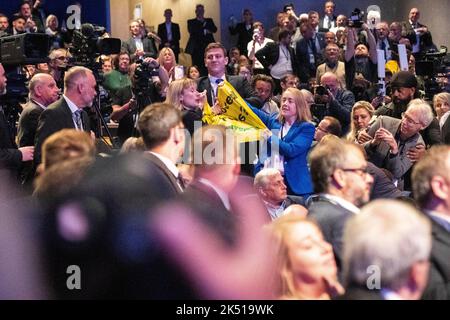 Birmingham, Royaume-Uni. 5 octobre 2022. Les manifestants de la paix verte interrompent le premier discours de la Conférence du Premier ministre Liz Truss. La Conférence du Parti conservateur a lieu à la CPI de Birmingham, quelques semaines après que Liz Truss est devenu Premier ministre. Credit: Benjamin Wareing/ Alamy Live News Banque D'Images