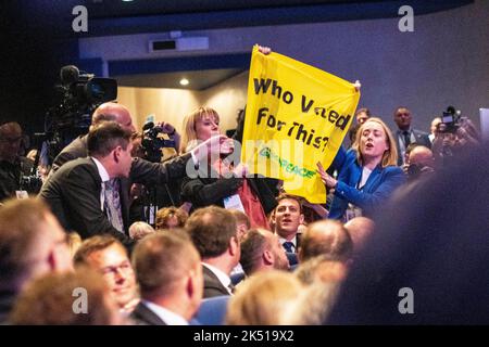 Birmingham, Royaume-Uni. 5 octobre 2022. Les manifestants de la paix verte interrompent le premier discours de la Conférence du Premier ministre Liz Truss. La Conférence du Parti conservateur a lieu à la CPI de Birmingham, quelques semaines après que Liz Truss est devenu Premier ministre. Credit: Benjamin Wareing/ Alamy Live News Banque D'Images