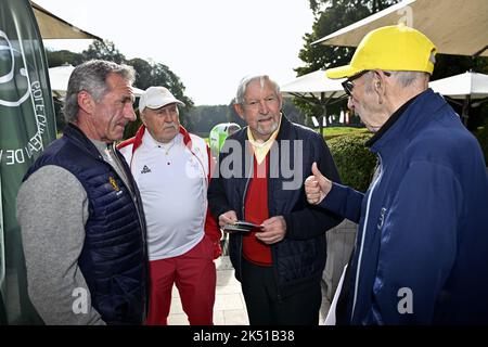 Nivelles. Belgique, 04/10/2022, son Michel Vanmeerbeek, ancien athlète Baron Gaston Roelants, Roger Vanmeerbeek et ancien athlète Roger Moens photographiés lors de l'événement 'Golf to Paris' organisé par le comité olympique belge BOIC-COIB, mardi 4 octobre 2022, au golf de la Tournette à Nivelles. BELGA PHOTO ERIC LALMAND Banque D'Images