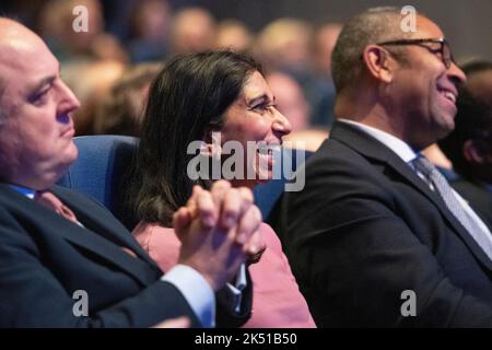 Birmingham, Royaume-Uni. 5 octobre 2022. Les ministres du Cabinet du Royaume-Uni regardent le discours de la conférence des premiers ministres. La Conférence du Parti conservateur a lieu à la CPI de Birmingham, quelques semaines après que Liz Truss est devenu Premier ministre. Credit: Benjamin Wareing/ Alamy Live News Banque D'Images