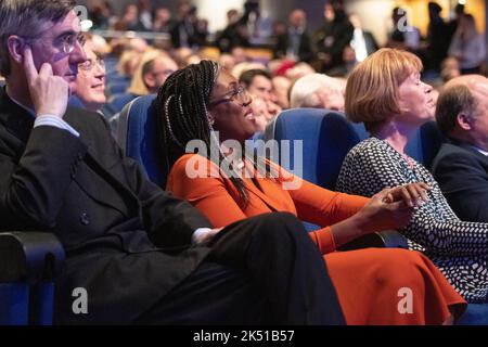 Birmingham, Royaume-Uni. 5 octobre 2022. Les ministres du Cabinet du Royaume-Uni regardent le discours de la conférence des premiers ministres. La Conférence du Parti conservateur a lieu à la CPI de Birmingham, quelques semaines après que Liz Truss est devenu Premier ministre. Credit: Benjamin Wareing/ Alamy Live News Banque D'Images