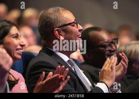 Birmingham, Royaume-Uni. 5 octobre 2022. Les ministres du Cabinet du Royaume-Uni regardent le discours de la conférence des premiers ministres. La Conférence du Parti conservateur a lieu à la CPI de Birmingham, quelques semaines après que Liz Truss est devenu Premier ministre. Credit: Benjamin Wareing/ Alamy Live News Banque D'Images