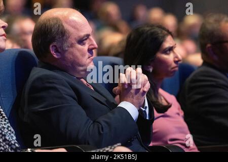 Birmingham, Royaume-Uni. 5 octobre 2022. Les ministres du Cabinet du Royaume-Uni regardent le discours de la conférence des premiers ministres. La Conférence du Parti conservateur a lieu à la CPI de Birmingham, quelques semaines après que Liz Truss est devenu Premier ministre. Credit: Benjamin Wareing/ Alamy Live News Banque D'Images