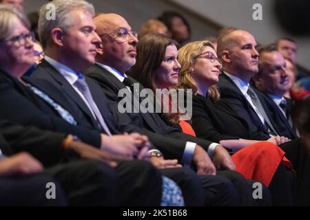 Birmingham, Royaume-Uni. 5 octobre 2022. Les ministres du Cabinet du Royaume-Uni regardent le discours de la conférence des premiers ministres. La Conférence du Parti conservateur a lieu à la CPI de Birmingham, quelques semaines après que Liz Truss est devenu Premier ministre. Credit: Benjamin Wareing/ Alamy Live News Banque D'Images