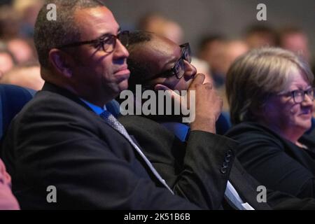 Birmingham, Royaume-Uni. 5 octobre 2022. Les ministres du Cabinet du Royaume-Uni regardent le discours de la conférence des premiers ministres. La Conférence du Parti conservateur a lieu à la CPI de Birmingham, quelques semaines après que Liz Truss est devenu Premier ministre. Credit: Benjamin Wareing/ Alamy Live News Banque D'Images