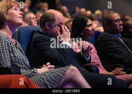 Birmingham, Royaume-Uni. 5 octobre 2022. Les ministres du Cabinet du Royaume-Uni regardent le discours de la conférence des premiers ministres. La Conférence du Parti conservateur a lieu à la CPI de Birmingham, quelques semaines après que Liz Truss est devenu Premier ministre. Credit: Benjamin Wareing/ Alamy Live News Banque D'Images