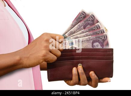 Main féminine équitable tenant un sac à main brun avec des notes de rand sud-africaines, main enlevant l'argent du sac à main isolé sur fond blanc Banque D'Images