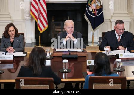 Washington, DC. 4 octobre 2022, vice-président des États-Unis Kamala Harris, à gauche, Et le secrétaire américain à l'éducation Miguel Cardona, à droite, écoutez le président américain Joe Biden, au centre, parler lors d'une réunion du groupe de travail sur l'accès aux soins de santé de reproduction dans la salle à manger de l'État de la Maison Blanche sur 4 octobre 2022 à Washington, DC.Credit: Oliver Contreras/Pool via CNP/MediaPunch Banque D'Images