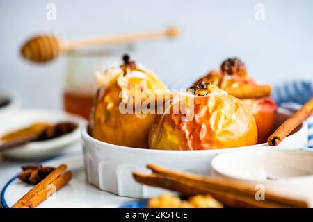 Pommes au four avec miel et noix servies avec des épices Banque D'Images