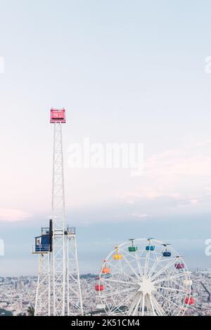 Vue aérienne de la grande roue avec des cabines colorées dans le parc d'attractions Tibidabo situé dans la crête de Collserola à Barcelone contre le ciel nuageux Banque D'Images