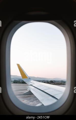 Vue à couper le souffle sur la ville et ciel nuageux derrière l'avion pendant le vol Banque D'Images