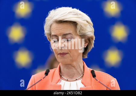05 octobre 2022, France, Straßburg: Ursula von der Leyen, Président de la Commission européenne, se tient dans le bâtiment du Parlement européen et parle. Photo: Philipp von Ditfurth/dpa Banque D'Images