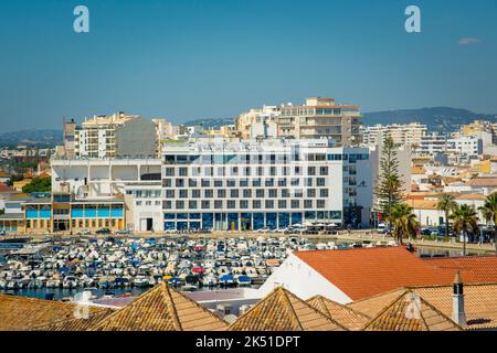 Faro, Portugal, septembre 2022 : vue sur l'hôtel Eva Senses et le port de plaisance de Faro, Portugal. Banque D'Images