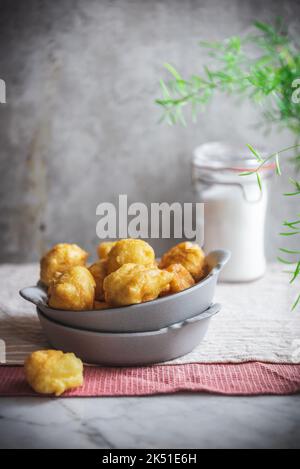 Bol avec des petites bouchées de nonne croquantes placées sur une table dans la cuisine à la maison Banque D'Images