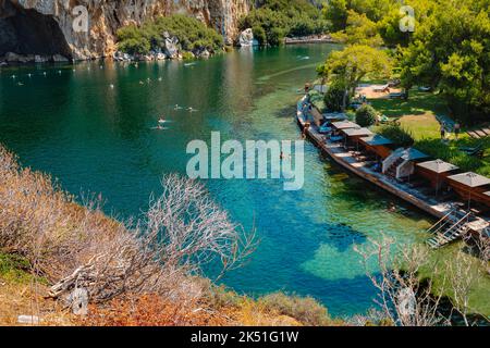 Vouliagmeni, Grèce - 1 septembre 2022 : le lac Vouliagmeni à Vouliagmeni, Grèce, en été, où beaucoup de gens apprécient le bon temps Banque D'Images